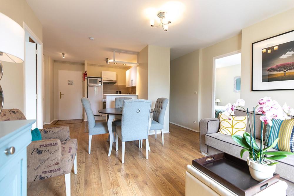 Club Wyndham Normandy Aparthotel คอนเนลเลส์ ภายนอก รูปภาพ